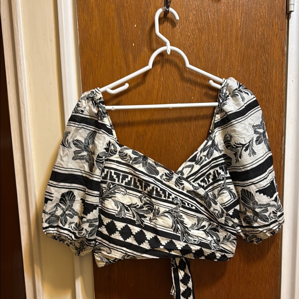 Express Elegant Black and White Blouse with Chic Design